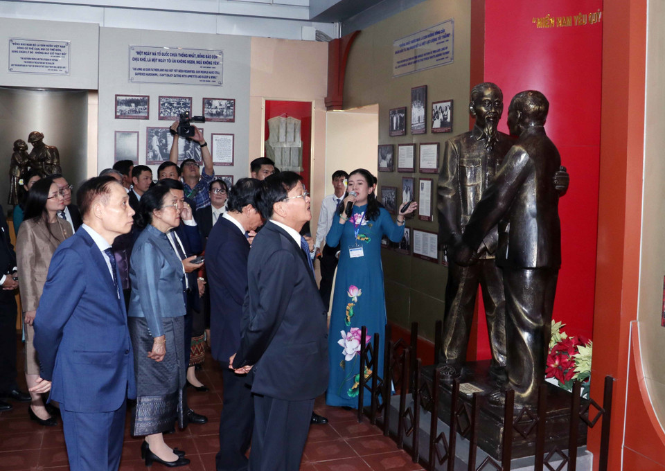 Tổng Bí thư, Chủ tịch nước Cộng hòa Dân chủ Nhân dân Lào Thongloun Sisoulith và Phu nhân Naly Sisoulith tham quan Bảo tàng Hồ Chí Minh, chi nhánh Thành phố Hồ Chí Minh. (Ảnh: Xuân Khu/TTXVN)
