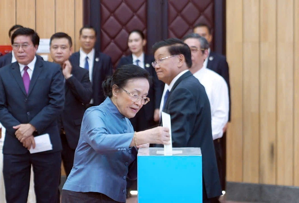 Phu nhân Tổng Bí thư, Chủ tịch nước Lào Naly Sisoulith tham gia ủng hộ đồng bào các tỉnh miền Bắc Việt Nam bị lũ lụt. (Ảnh: TTXVN phát)