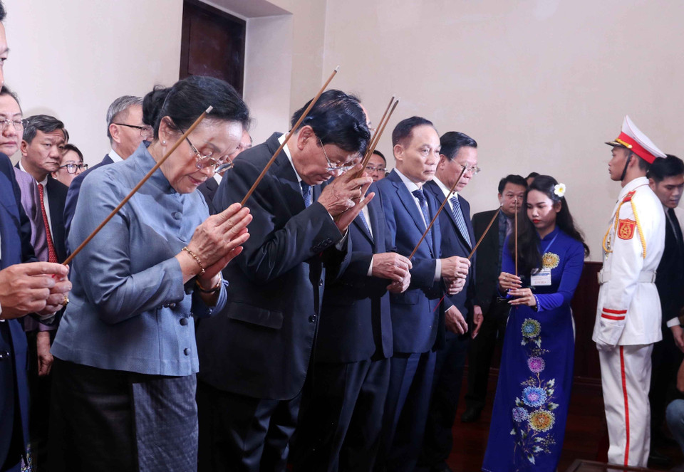 Tổng Bí thư, Chủ tịch nước Cộng hòa Dân chủ Nhân dân Lào Thongloun Sisoulith và Phu nhân Naly Sisoulith dâng hương tưởng niệm Chủ tịch Hồ Chí Minh. (Ảnh: Xuân Khu/TTXVN)