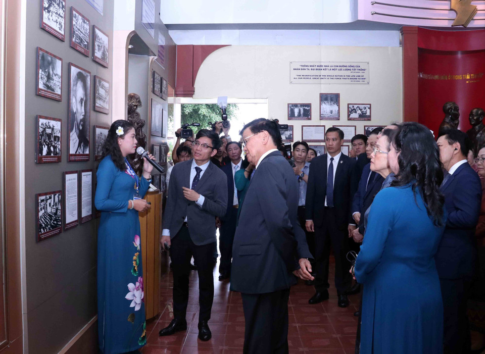 Tổng Bí thư, Chủ tịch nước Cộng hòa Dân chủ Nhân dân Lào Thongloun Sisoulith và Phu nhân Naly Sisoulith tham quan Bảo tàng Hồ Chí Minh, chi nhánh Thành phố Hồ Chí Minh. (Ảnh: Xuân Khu/TTXVN)