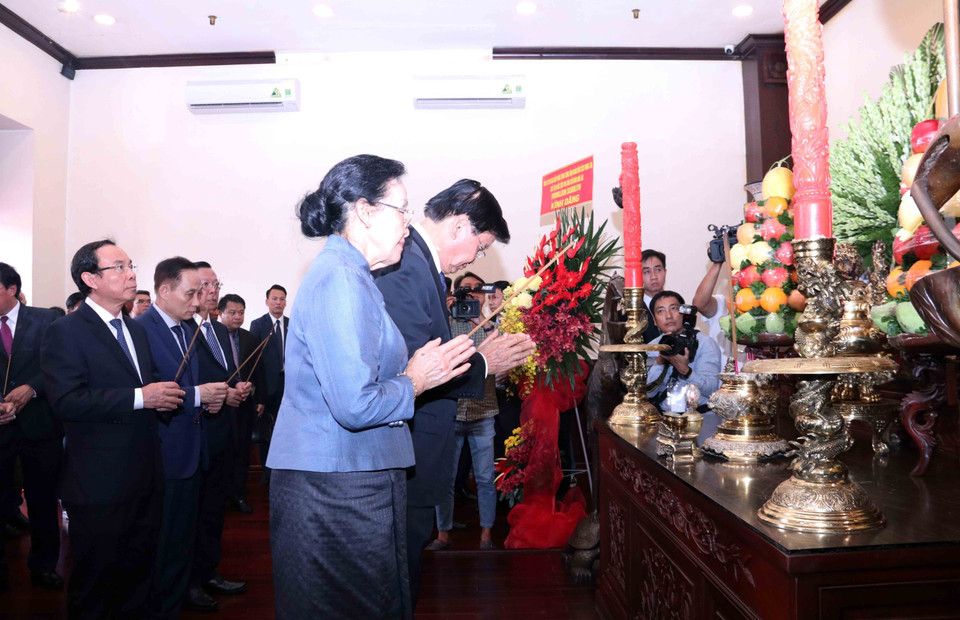 Tổng Bí thư, Chủ tịch nước Cộng hòa Dân chủ Nhân dân Lào Thongloun Sisoulith và Phu nhân Naly Sisoulith dâng hương tưởng niệm Chủ tịch Hồ Chí Minh. (Ảnh: Xuân Khu/TTXVN)