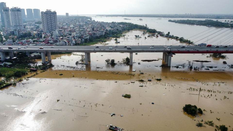 Biển nước mênh mông nơi cánh đồng đào của làng đào Nhật Tân và Phú Thượng. (Ảnh: Hoàng Hiếu/TTXVN)