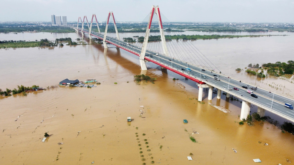 Nước lũ trên sông Hồng dâng cao những ngày qua đã nhấn chìm toàn bộ diện tích trồng đào ven sông Hồng của làng đào Nhật Tân và Phú Thượng, quận Tây Hồ (Hà Nội). (Ảnh: Hoàng Hiếu/TTXVN)