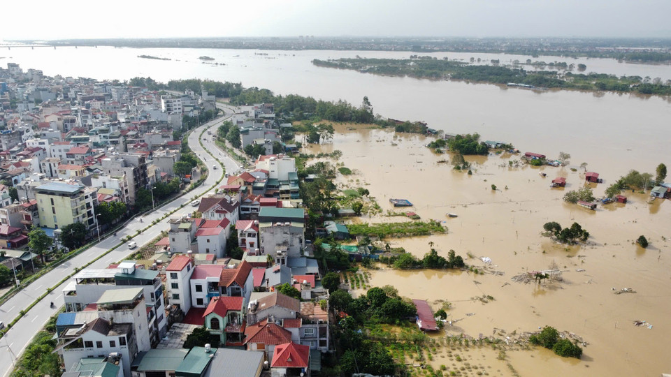 Cánh đồng làng đào hiện vẫn đang chìm trong biển nước dù mực nước đang hạ dần. (Ảnh: Hoàng Hiếu/TTXVN)