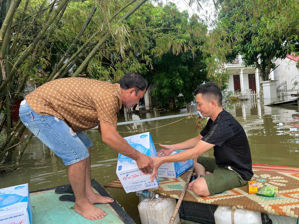 Người dân xã Gia Thủy, huyện Nho Quan (tỉnh Ninh Bình) tiếp nhận những chuyến hàng cứu trợ của các nhà hảo tâm. (Ảnh: Thùy Dung/TTXVN)