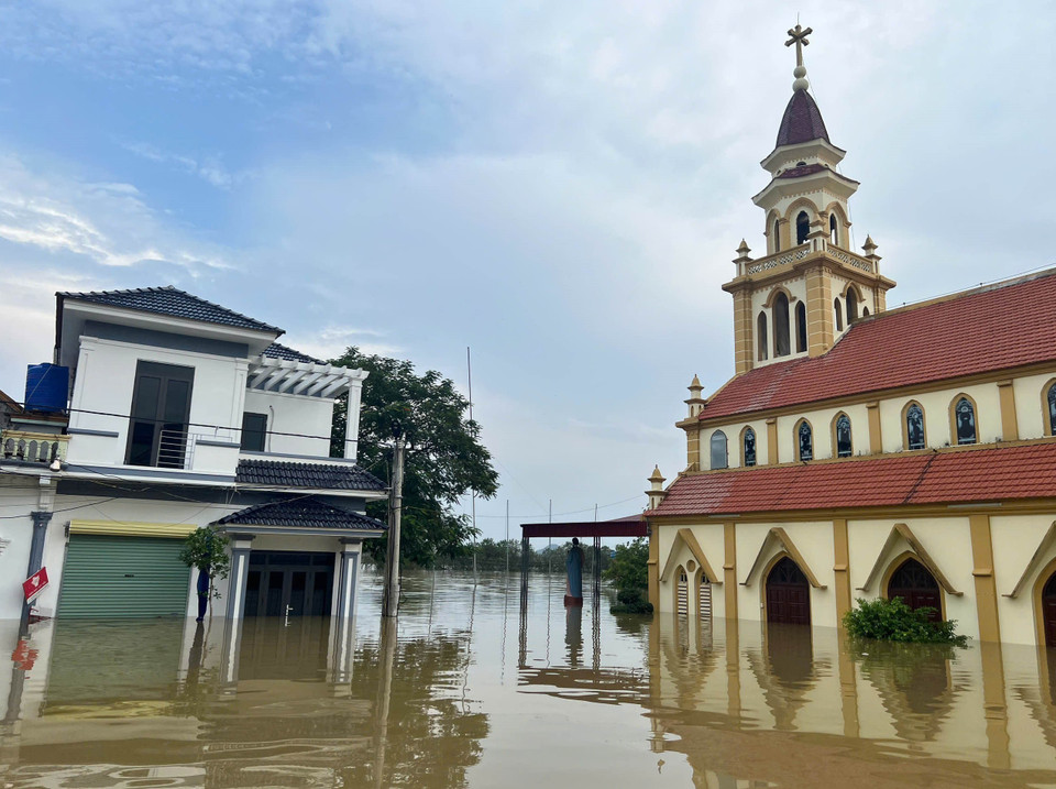 Người dân xã Gia Thủy, huyện Nho Quan (tỉnh Ninh Bình) chịu ảnh hưởng nặng nề do nước lũ dâng cao. (Ảnh: Thùy Dung/TTXVN)