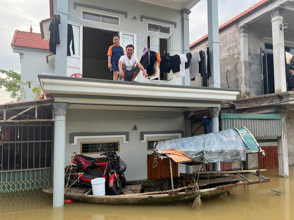 Huyện Nho Quan (tỉnh Ninh Bình) chịu ảnh hưởng nặng nề do nước lũ dâng cao. (Ảnh: Thùy Dung/TTXVN)