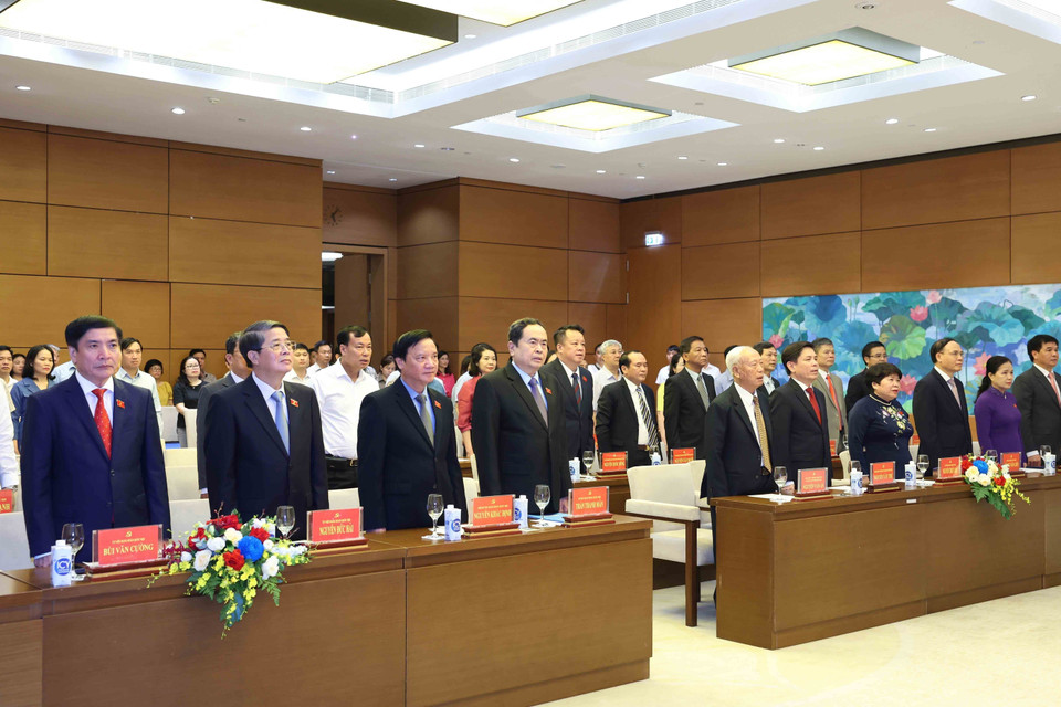 Đồng chí Trần Thanh Mẫn, Ủy viên Bộ Chính trị, Bí thư Đảng đoàn Quốc hội, Chủ tịch Quốc hội và các đại biểu thực hiện nghi lễ chào cờ. (Ảnh: Thống Nhất/TTXVN)