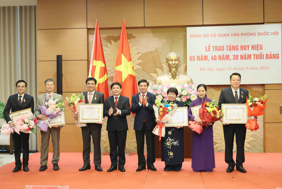 Đồng chí Nguyễn Văn Thể, Ủy viên Trung ương Đảng, Bí thư Đảng uỷ khối các Cơ quan Trung ương; đồng chí Bùi Văn Cường, Ủy viên Trung ương Đảng, Bí thư Đảng uỷ Văn phòng Quốc hội trao tặng Huy hiệu 30 năm tuổi Đảng. (Ảnh: An Đăng/TTXVN)