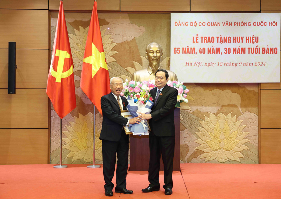 Đồng chí Trần Thanh Mẫn chúc mừng đồng chí Nguyễn Văn An, nguyên Ủy viên Bộ Chính trị, nguyên Chủ tịch Quốc hội. (Ảnh: Thống Nhất/TTXVN)