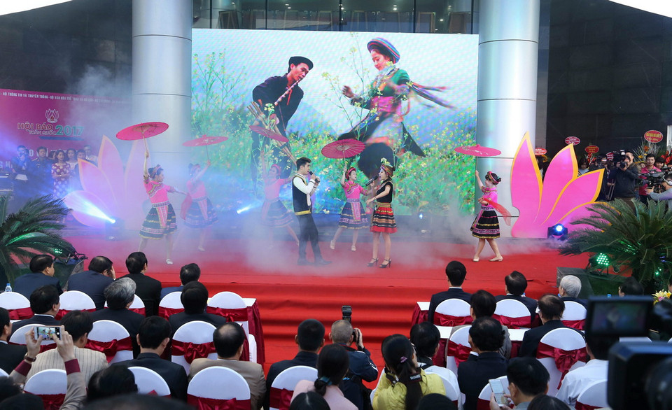 Biểu diễn nghệ thuật chào mừng khai mạc Hội báo toàn quốc 2017. (Ảnh: Doãn Tấn/TTXVN)