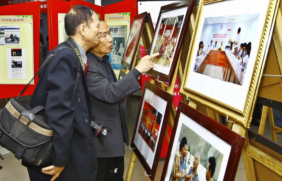 Khách tham quan triển lãm ảnh tại Hội báo toàn quốc 2017. (Ảnh: Minh Quyết/TTXVN)