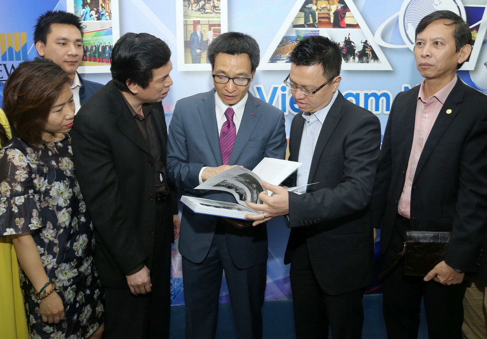 Phó Thủ tướng Vũ Đức Đam tham quan gian trưng bày ấn phẩm của TTXVN. Ảnh: Doãn Tấn - TTXVN