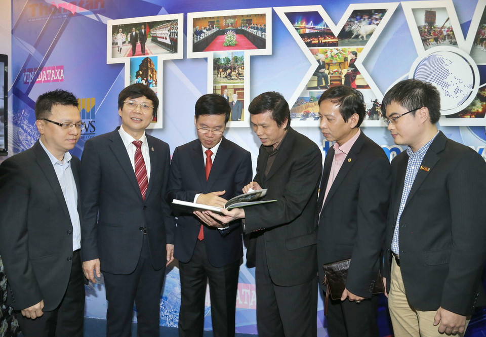 Ông Võ Văn Thưởng, Ủy viên Bộ Chính trị, Bí thư Trung ương Đảng, Trưởng Ban Tuyên giáo Trung ương tham quan gian trưng bày ấn phẩm của TTXVN. (Ảnh: Doãn Tấn/TTXVN)