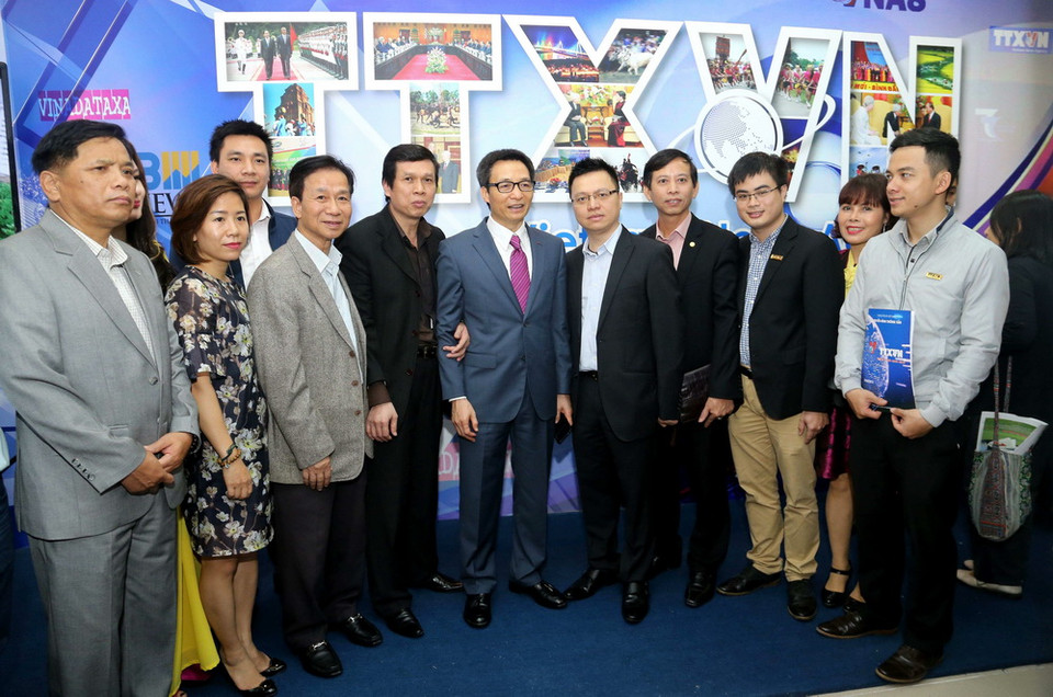 Phó Thủ tướng Vũ Đức Đam tham quan gian trưng bày ấn phẩm của TTXVN. (Ảnh: Doãn Tấn/TTXVN)