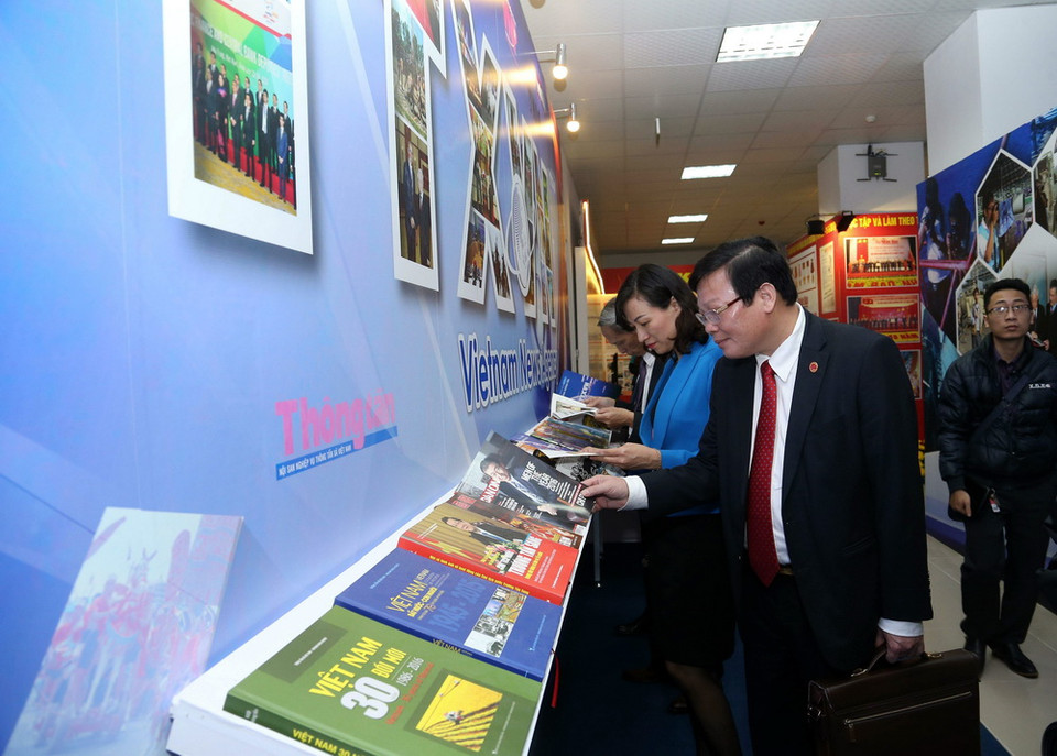 Đại biểu tham quan gian trưng bày ấn phẩm của TTXVN. (Ảnh: Doãn Tấn/TTXVN)