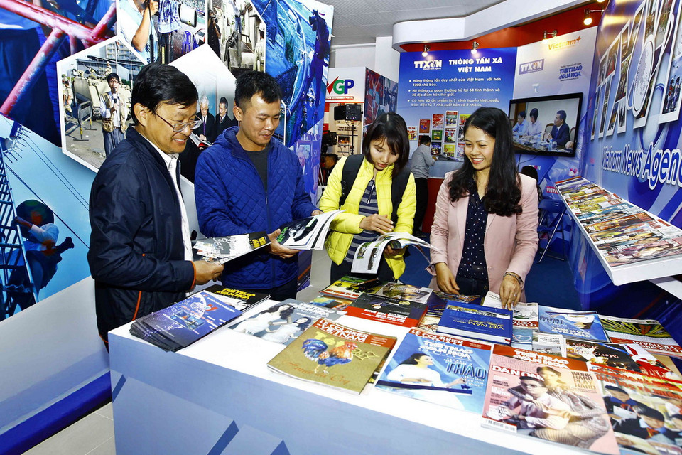 Khách tham quan gian trưng bày các ấn phẩm của TTXVN tại Hội báo toàn quốc 2017. (Ảnh: Minh Quyết/TTXVN)