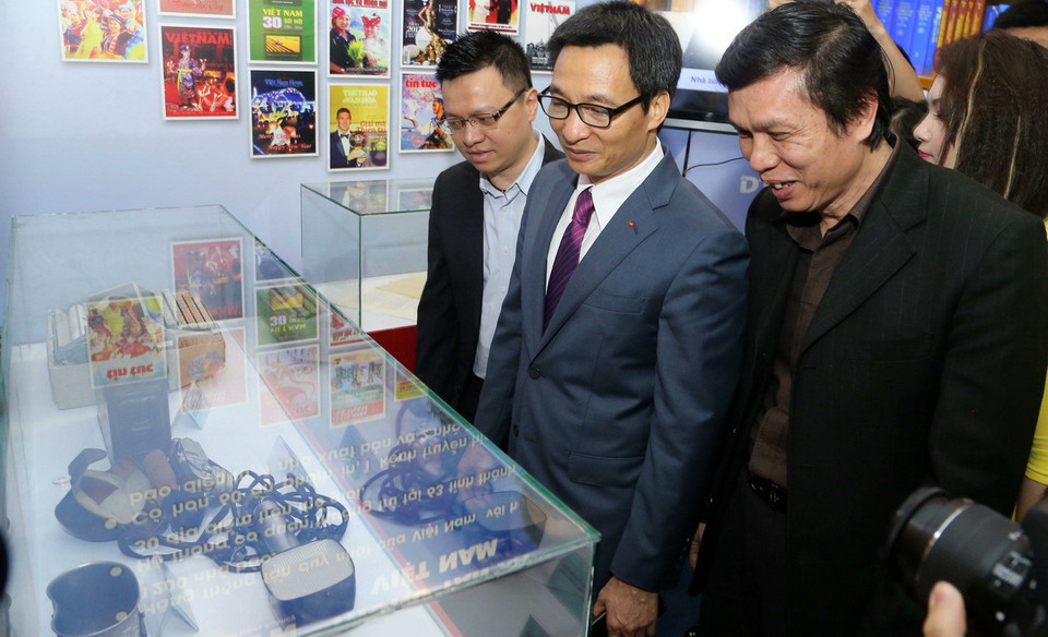 Phó Thủ tướng Vũ Đức Đam tham quan gian trưng bày ấn phẩm của TTXVN. (Ảnh: Doãn Tấn/TTXVN)