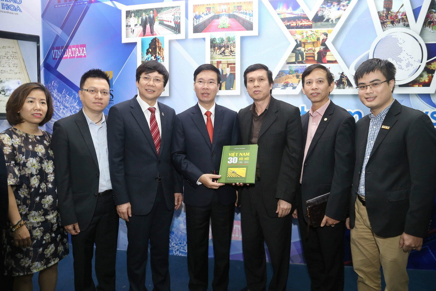 Ông Võ Văn Thưởng, Ủy viên Bộ Chính trị, Bí thư Trung ương Đảng, Trưởng Ban Tuyên giáo Trung ương tham quan gian trưng bày ấn phẩm của TTXVN. (Ảnh: Doãn Tấn/TTXVN)