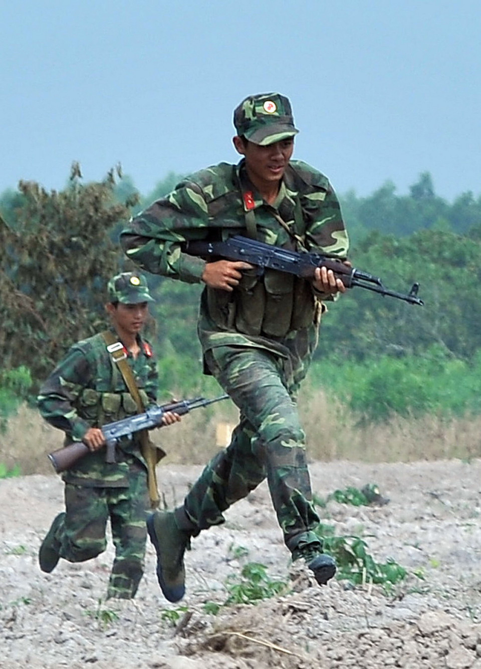 Lực lượng bộ binh vượt cửa mở đánh chiếm đầu cầu. (Ảnh: Trọng Đức/TTXVN)