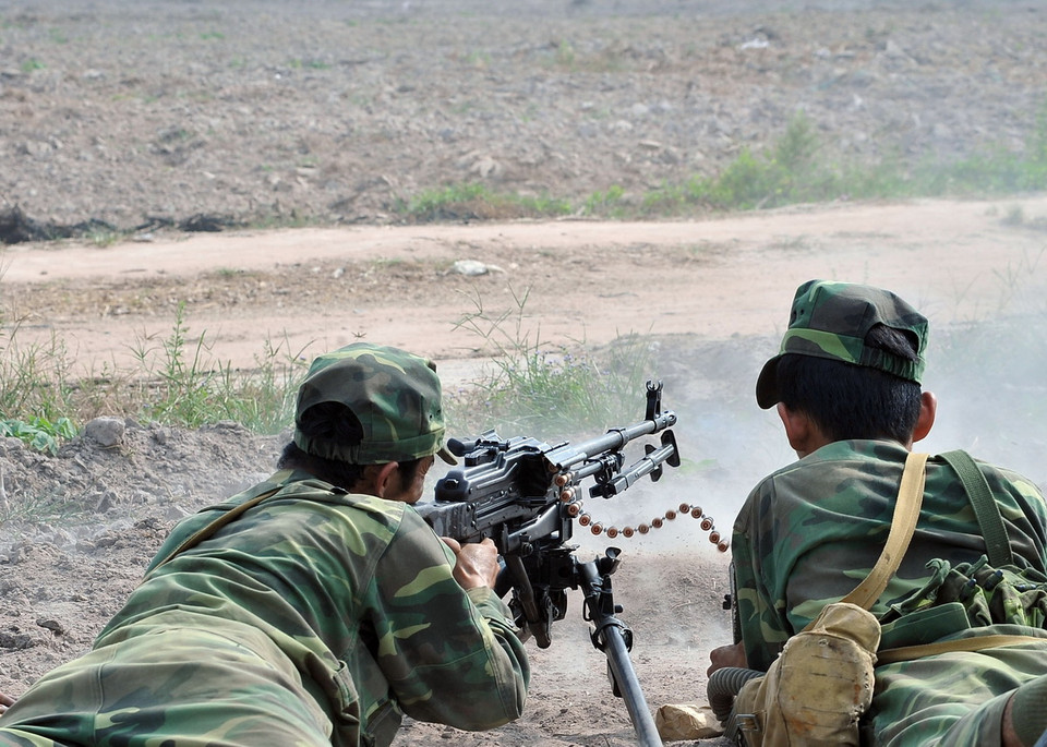 Hỏa lực bắn chi viện cho bộ binh tấn công. (Ảnh: Trọng Đức/TTXVN)