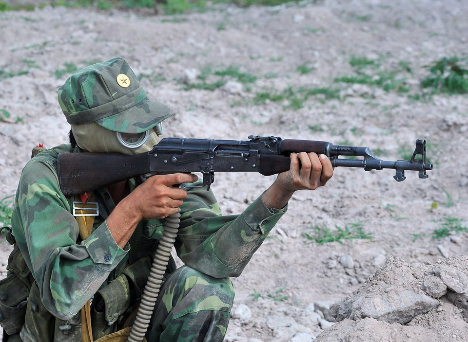 Lực lượng bộ binh ngắm bắn các mục tiêu địch. (Ảnh: Trọng Đức/TTXVN)