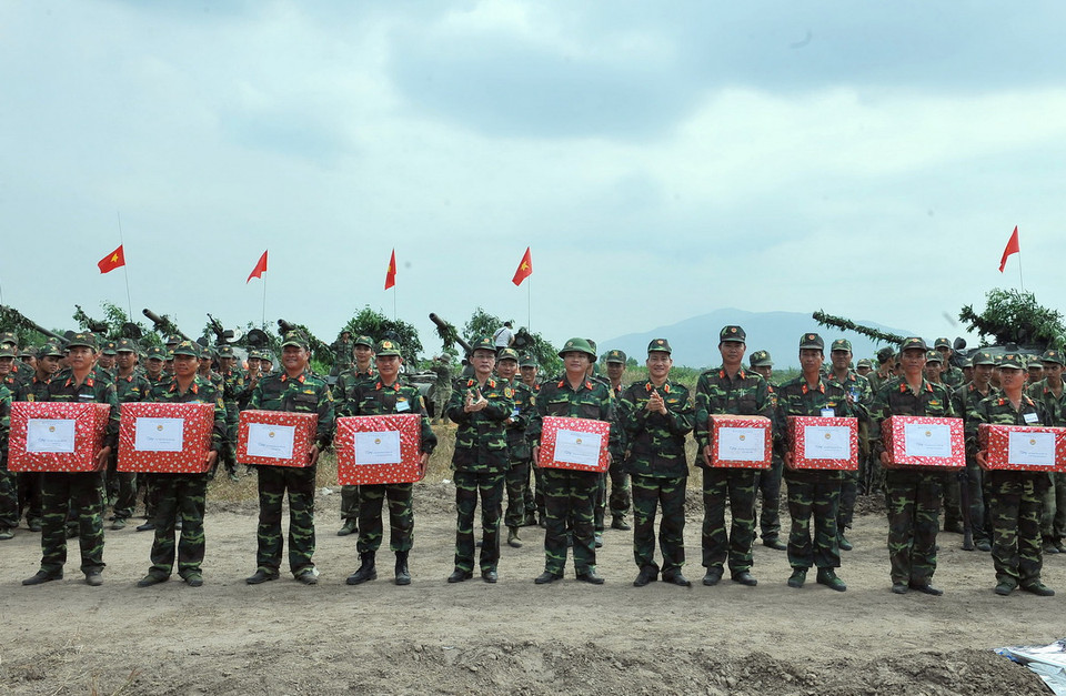 Lãnh đạo Binh đoàn Cửu Long tặng quà, chúc mừng các đơn vị tham gia diễn tập. (Ảnh: Trọng Đức/TTXVN) 