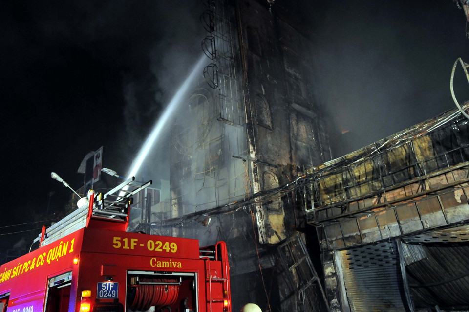 Xe Cảnh sát phòng cháy chữa cháy Quận 1 đến hỗ trợ dập lửa. (Ảnh: An Hiếu/TTXVN) 