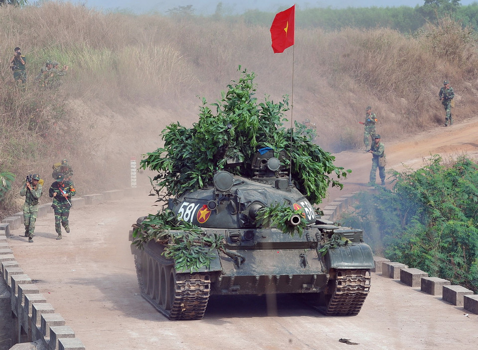 Xe tăng cùng bộ binh tấn công đánh cửa mở tiêu diệt địch. (Ảnh: Trọng Đức/TTXVN)