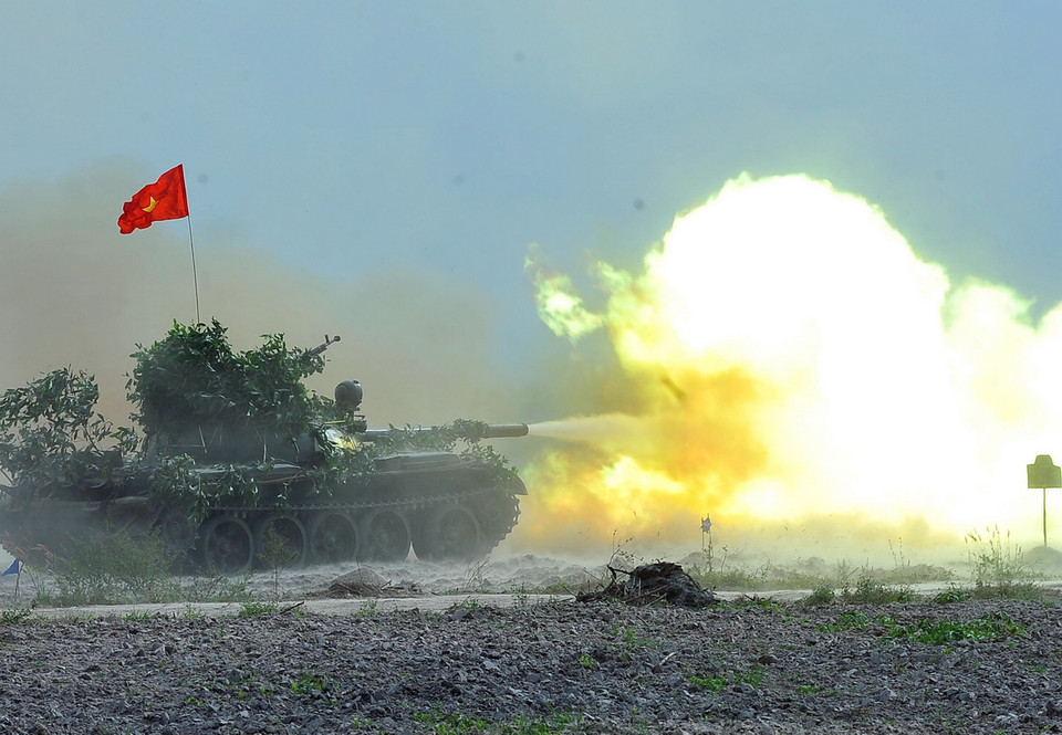 Xe tăng khai hỏa tiêu diệt các mục tiêu địch trên chiến trường. (Ảnh: Trọng Đức /TTXVN)