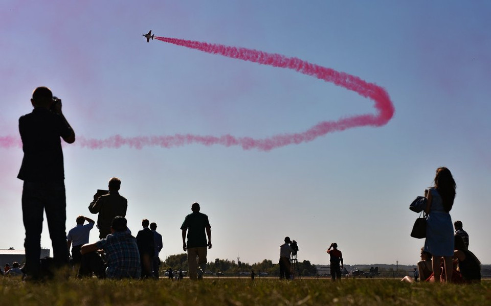 Các du khách chứng kiến chiếc Yak-130 thực hiện đường bay của mình. (Nguồn: sputniknews)
