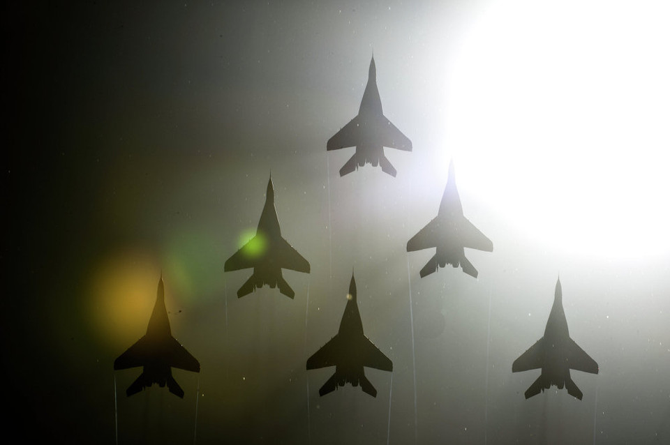 Máy bay nhào lộn trong phần mở màn của khai mạc triển lãm Hàng không quốc tế MAKS-2015. (Nguồn: sputniknews)