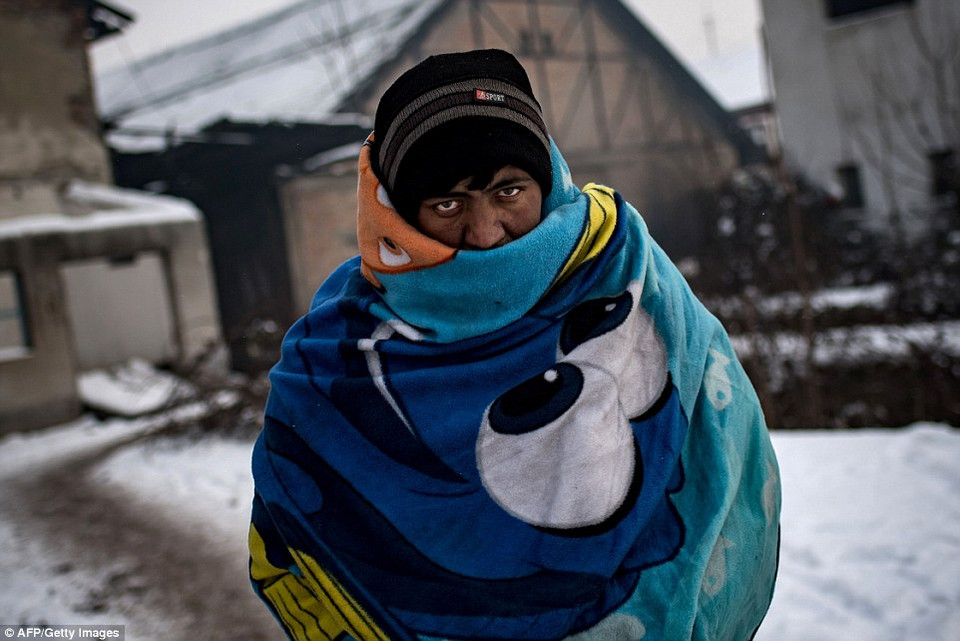 Chiếc khăn tắm giúp người đàn ông này chống đỡ với cái rét cắt da cắt thịt. (Nguồn: Dailymail)
