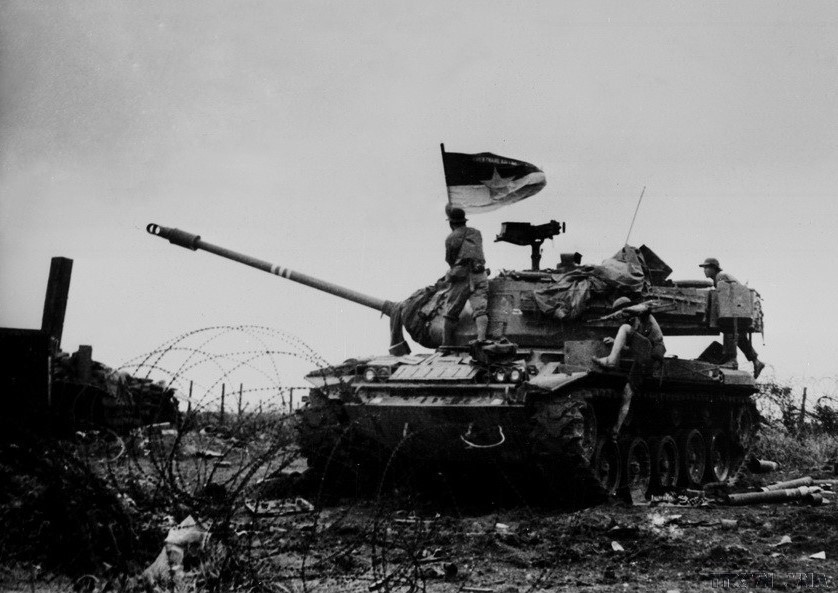 Quân giải phóng chiếm xe tăng M48 thuộc Thiết đoàn 20 của địch trên Điểm cao 19. (Ảnh: Dương Đình Giác/TTXVN)