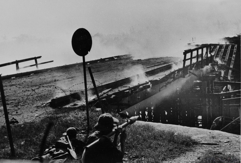 Chiến sỹ Phân đội 3 Quân giải phóng Quảng Trị tấn công cầu Quảng Trị, cắt đứt đường rút chạy của địch. (Ảnh: TTXVN)