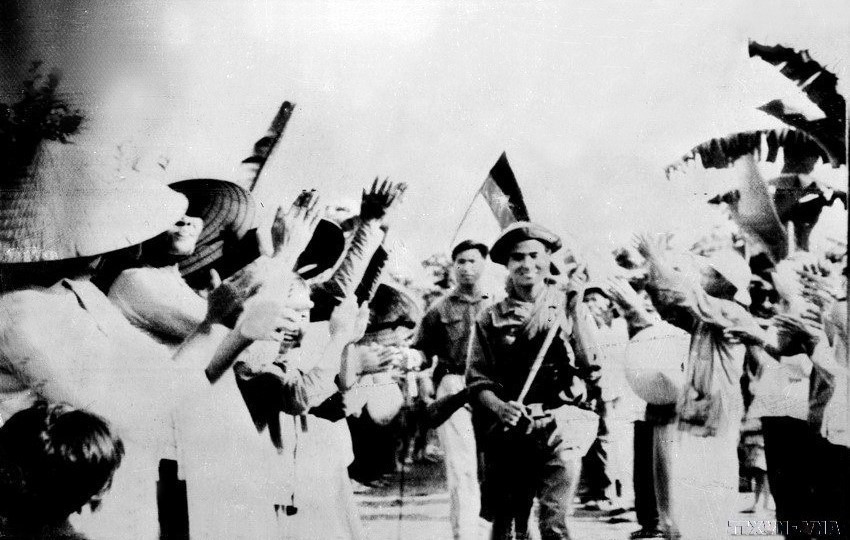 Đồng bào Cam Lộ (Quảng Trị) đón mừng Quân giải phóng. (Ảnh: Vũ Tạo/TTXVN)