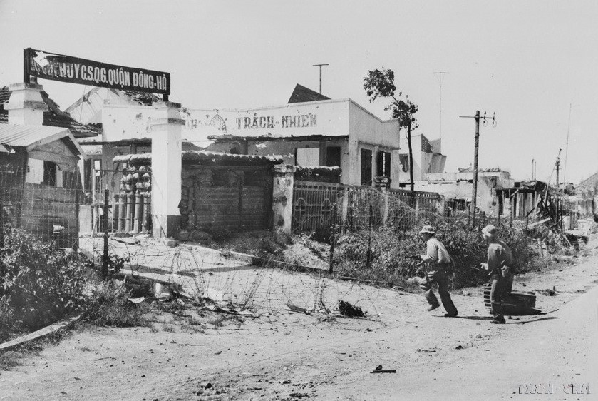 Đánh chiếm Sở Chỉ huy cảnh sát ngụy ở Đông Hà. (Ảnh: Xuân Lâm/TTXVN)