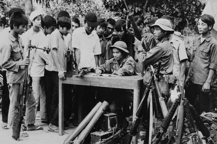 Thanh niên Quảng Trị nhận vũ khí bảo vệ quê hương mới giải phóng. (Ảnh: Xuân Lâm/TTXVN)