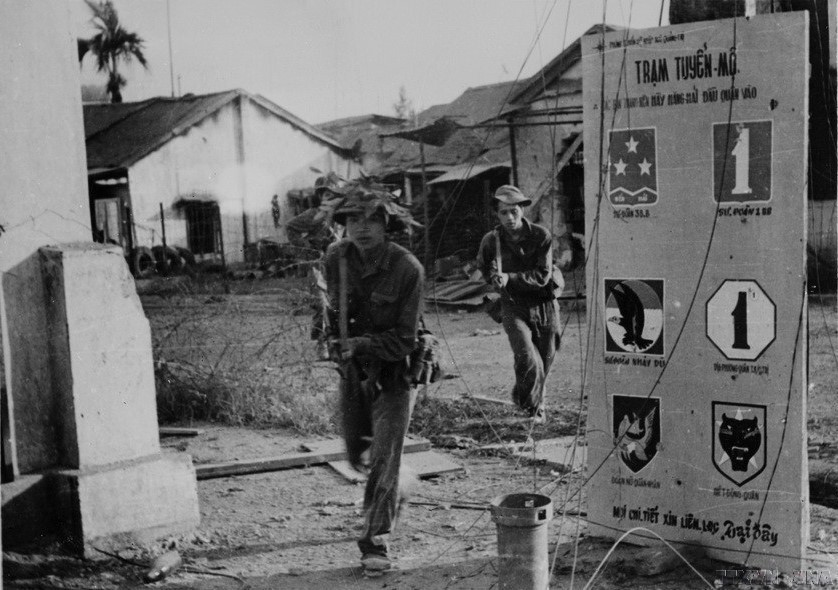 Quân giải phóng đánh chiếm trại lính ở Đông Hà. (Ảnh: TTXVN)