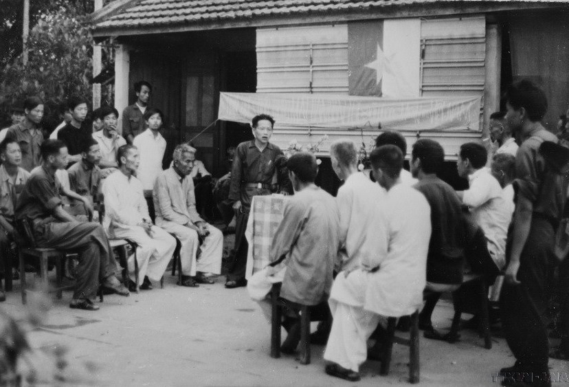 Quân giải phóng cùng đồng bào Quảng Trị họp bàn thành lập chính quyền cách mạng và tổ chức đời sống mới. (Ảnh: Xuân Lâm/TTXVN)