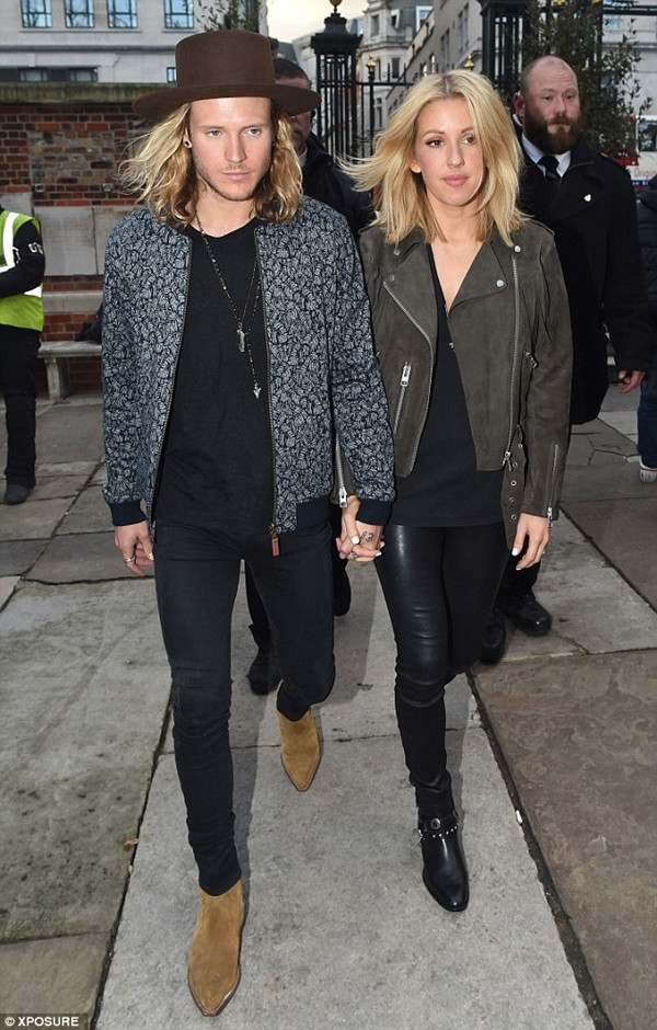 Áo khoác da lộn, quần da và bốt dập đinh là trang phục của Ellie Goulding khi dạo phố cùng bạn trai hồi tháng 2/2015 ở London. Nhìn vào những bộ trang phục dạo phố của Elle Goulding, chúng ta như hiểu rõ hơn tính cách thực sự của cô gái này. Cũng giống như những ca khúc của cô, phong cách của Ellie Goulding không chỉ "quanh quẩn" trong những bộ đồ dịu dàng, nữ tính, mà còn có những món đồ mạnh mẽ và vô cùng cá tính. Dấu ấn của cảm hứng quân đội hiện rõ trong những trang phục mà Ellie chọn mỗi khi xuống phố.