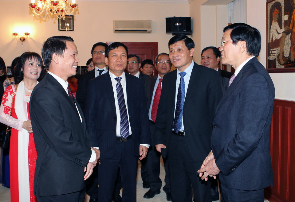 Chủ tịch nước Trương Tấn Sang và các đại biểu tại Lễ khai trương Cơ quan thường trú Thông tấn xã Việt Nam tại Prague, Cộng hòa Séc. (Ảnh: Nguyễn Khang/TTXVN) 