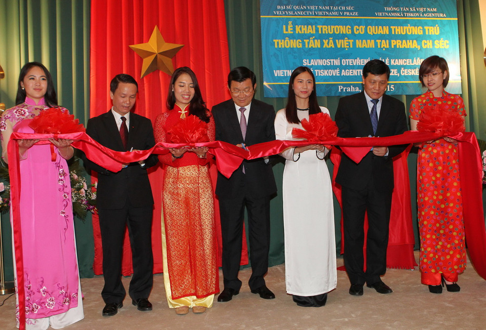 Chủ tịch nước Trương Tấn Sang và các đại biểu cắt băng khai trương Cơ quan thường trú Thông tấn xã Việt Nam tại Prague, Cộng hòa Séc. (Ảnh: Nguyễn Khang/TTXVN) 