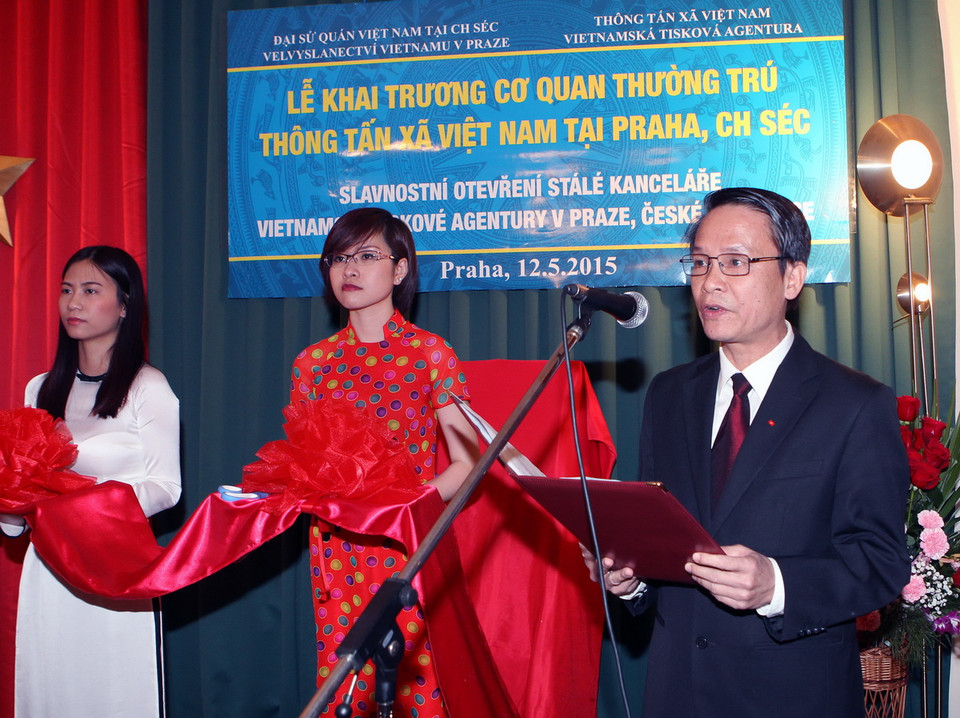 Tổng Giám đốc Thông tấn xã Việt Nam Nguyễn Đức Lợi phát biểu tại Lễ khai trương Cơ quan thường trú Thông tấn xã Việt Nam tại Prague, Cộng hòa Séc. (Ảnh: Nguyễn Khang/TTXVN) 