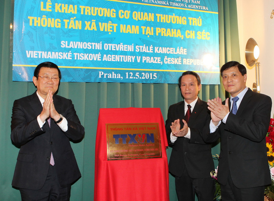 Chủ tịch nước Trương Tấn Sang và các đại biểu tại Lễ khai trương Cơ quan thường trú Thông tấn xã Việt Nam tại Prague, Cộng hòa Séc. (Ảnh: Nguyễn Khang/TTXVN) 