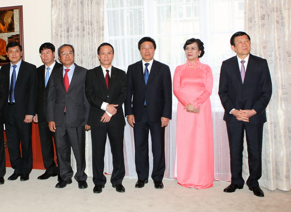 Chủ tịch nước Trương Tấn Sang và các đại biểu tại Lễ khai trương Cơ quan thường trú Thông tấn xã Việt Nam tại Prague, Cộng hòa Séc. (Ảnh: Nguyễn Khang/TTXVN) 