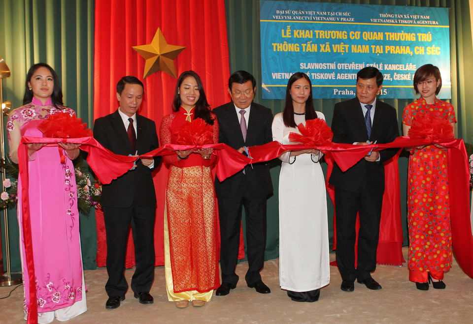 Chủ tịch nước Trương Tấn Sang và các đại biểu cắt băng khai trương Cơ quan thường trú Thông tấn xã Việt Nam tại Prague, Cộng hòa Séc. (Ảnh: Nguyễn Khang/TTXVN) 