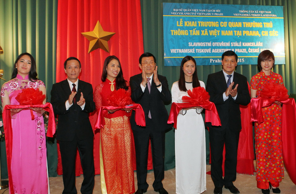 Chủ tịch nước Trương Tấn Sang và các đại biểu cắt băng khai trương Cơ quan thường trú Thông tấn xã Việt Nam tại Prague, Cộng hòa Séc. (Ảnh: Nguyễn Khang/TTXVN) 
