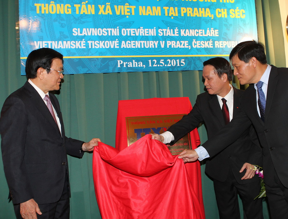 Chủ tịch nước Trương Tấn Sang và các đại biểu tiến hành nghi thức khai trương Cơ quan thường trú Thông tấn xã Việt Nam tại Prague, Cộng hòa Séc. (Ảnh: Nguyễn Khang/TTXVN) 