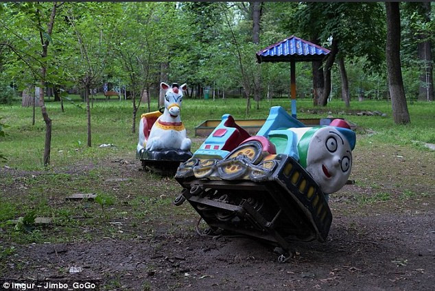 Hình ảnh trò chơi mang dáng dấp của tai nạn giao thông ở sân chơi Kazakhstan. (Nguồn: Dailymail)